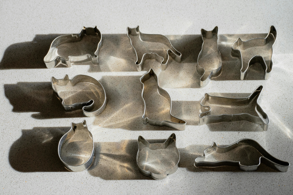 Cat-shaped cookie cutter