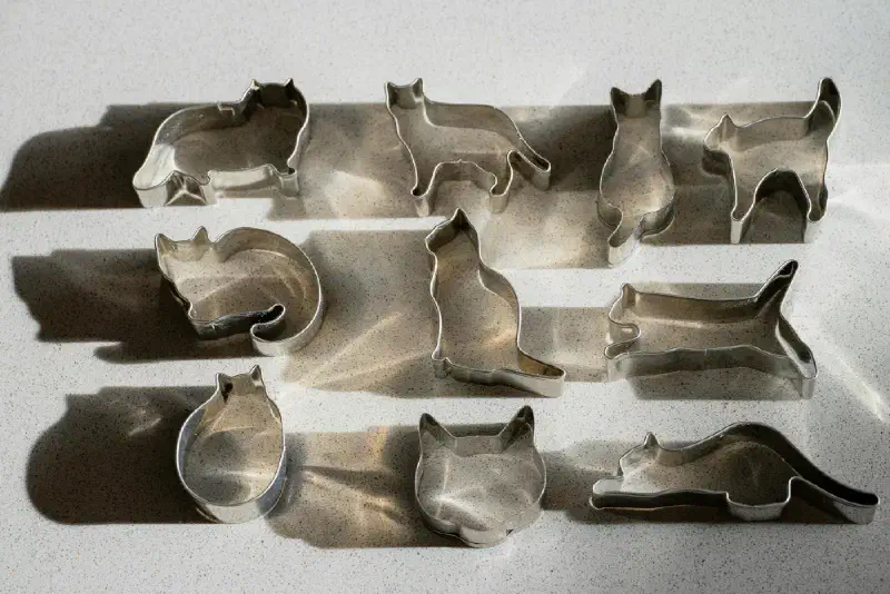 Cat-shaped cookie cutter